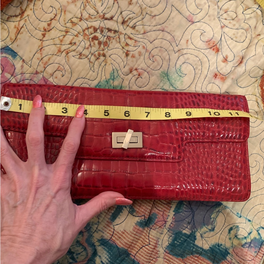 🌹ANTONIO MELANI🌹CROCODILE EMBOSSED CLUTCH. TWIST CLOSURE. GORGEOUS! - Picture 3 of 9